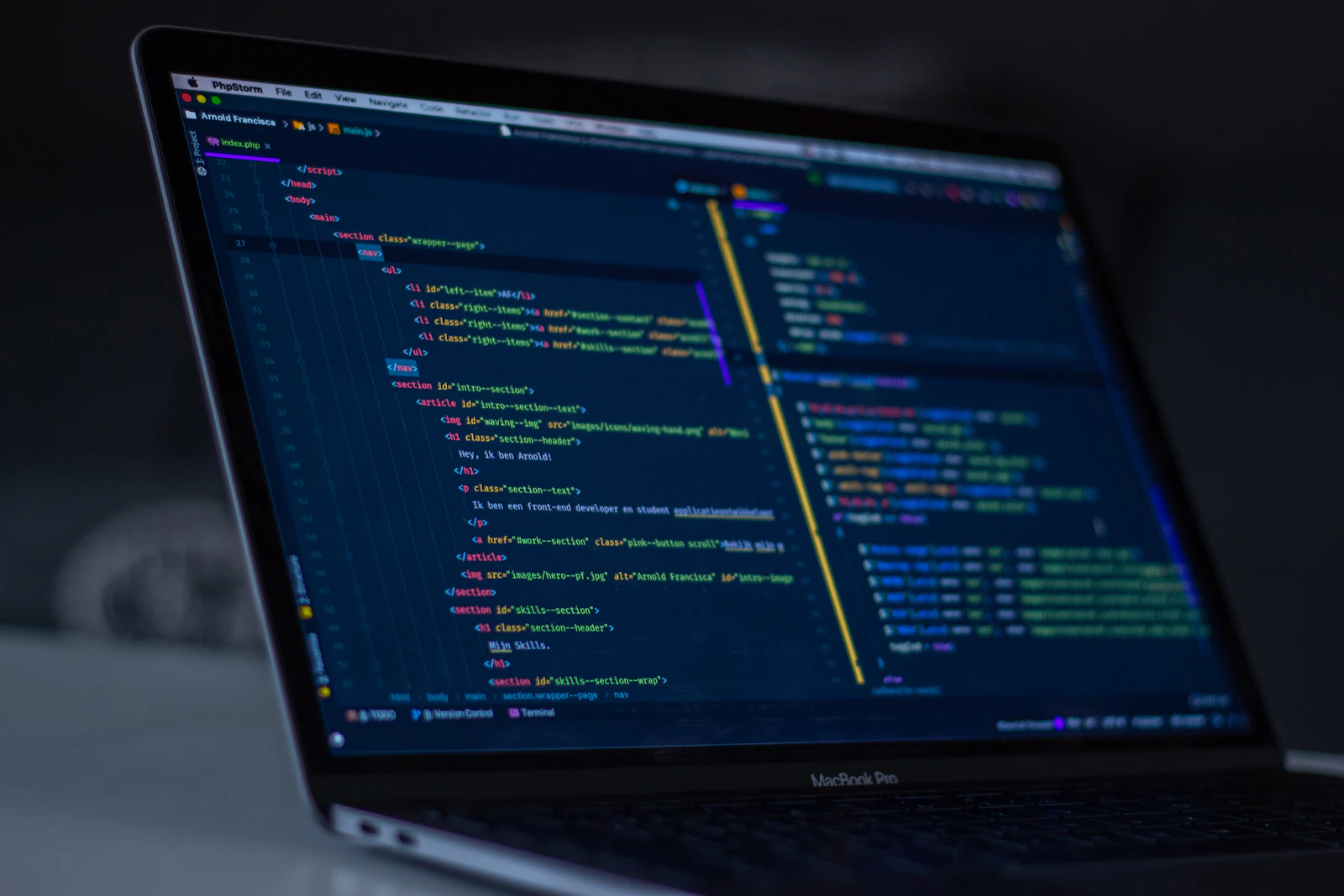 Abstrakte Visualisierung von Code und Datenströmen – Symbol für AI-taugliche Website-Optimierung