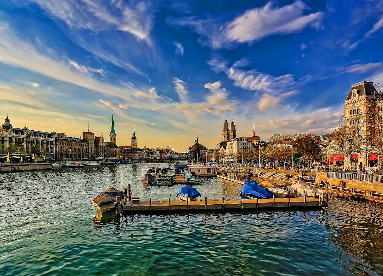 Blick über Zürich bei Dämmerung – Symbol für den Standort Schweizer KMU